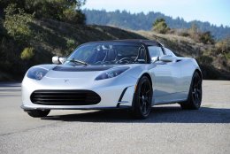 Tesla представит Roadster нового поколения через три года